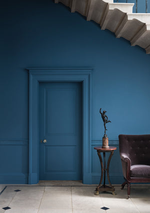 Interior pintado com Paint & Paper Library Blue Blood No. 668
