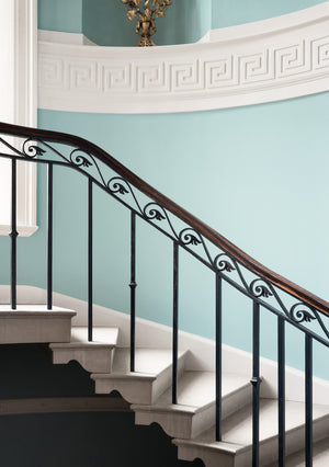 Interior pintado com Paint & Paper Library Constantia Blue No. 614