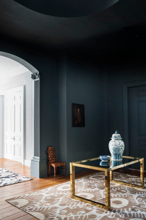 Interior pintado com Paint & Paper Library Lead I No. 681