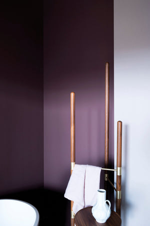 Interior pintado com Paint & Paper Library Plum Brandy No. 341