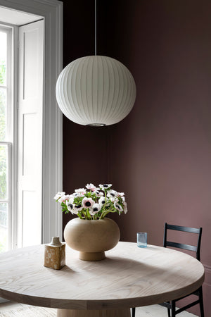 Interior pintado com Paint & Paper Library Plum Brandy No. 341