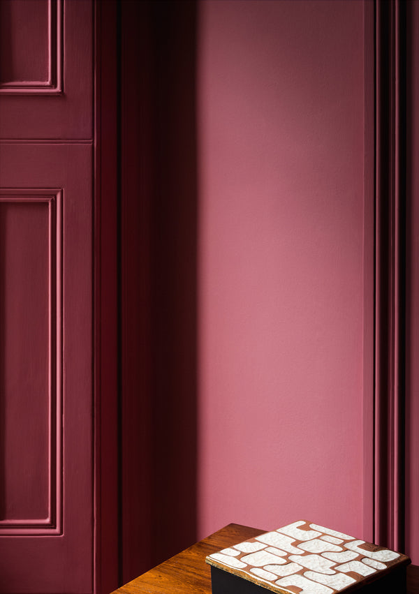 Interior pintado com Paint & Paper Library Rhubarb No. 376