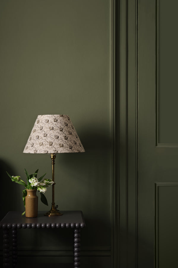 Interior pintado com Paint & Paper Library Sencha No. 569