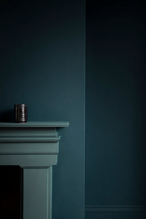 Interior pintado com Paint & Paper Library Squid Ink No. 698
