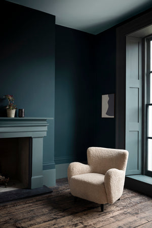 Interior pintado com Paint & Paper Library Squid Ink No. 698
