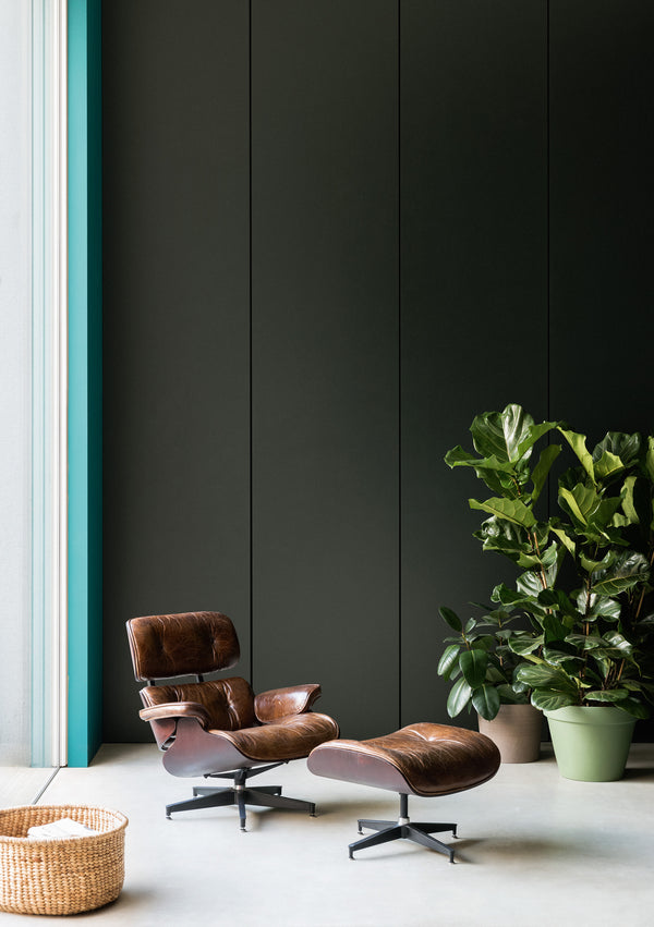 Interior pintado com Paint & Paper Library Teal No. 622